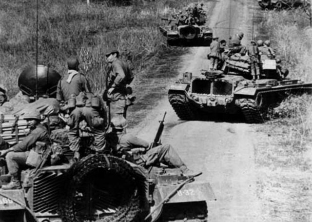 La 25ª División de Infantería con blindasos M48 Patton en una carretera en Vietnam