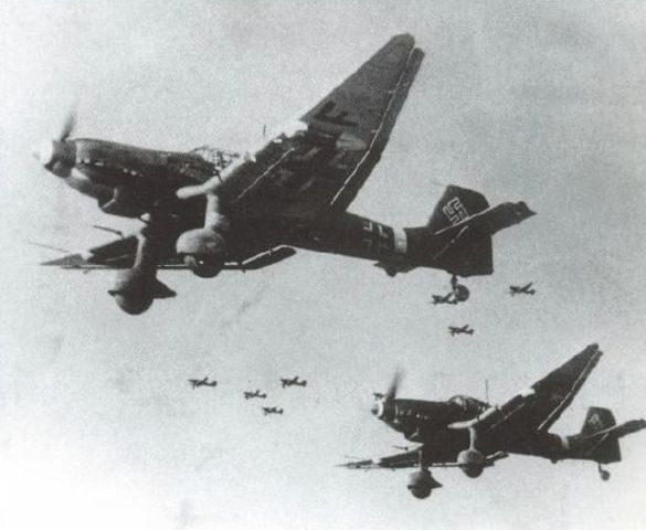 Formación de Stuka fotografiada en el verano de 1940 en el norte de Francia con dirección a Inglaterra