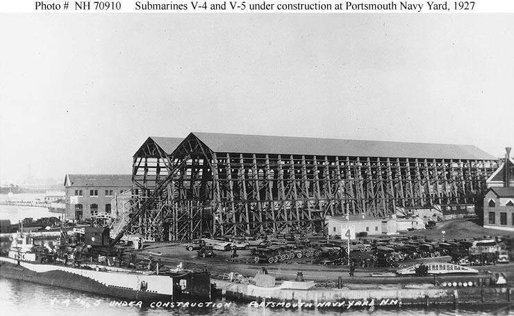 Los Submarinos V-4 y V-5 durante su construcción en el astillero de Portsmouth, 1927
