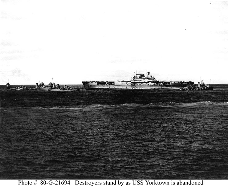 Recogida de supervivientes del USS USS Yorktown CV-5 el 4 de junio de 1942. Se aprecia los Destructores, de izquierda a derecha, el USS Benham DD-397, el USS Russell DD-414, el USS Balch DD-363 y el USS Anderson DD-411. Fotografiado desde el USS Pensacola CA-24