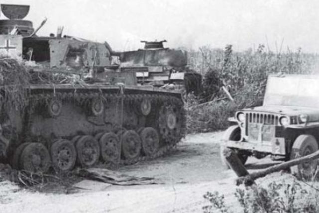 Dos Panzer IV de la 16ª Panzer Division puestos fuera de combate por antitaques 6pdr del 8th Royal Fusiliers durante la batalla del río Tusciano