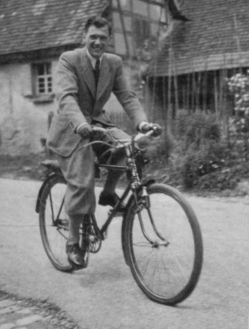 Josef Mengele, de permiso, se relaja en una bicicleta en las afueras de Günzburg, en 1942