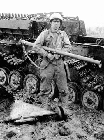 Soldado Robert Starkey posando con su bazooka junto a un Pz IV 70 puesto fuera de combate por él mismo cerca de Hamich. 22 noviembre 1944