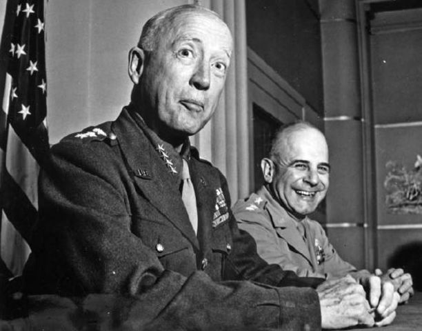 Una imagen no muy conocida de Patton, junto a su amigo el general Jimmy Doolittle
