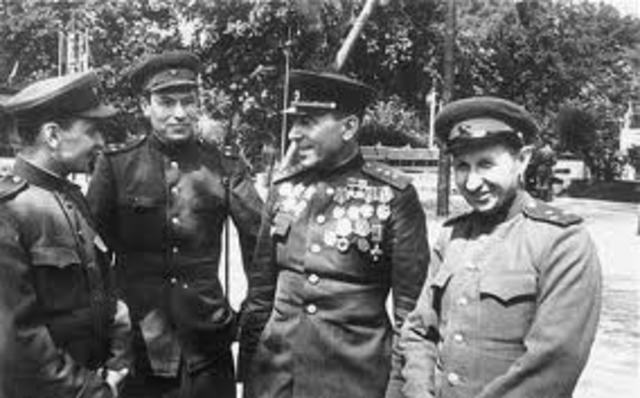 Mikhail Katukov con otros oficiales