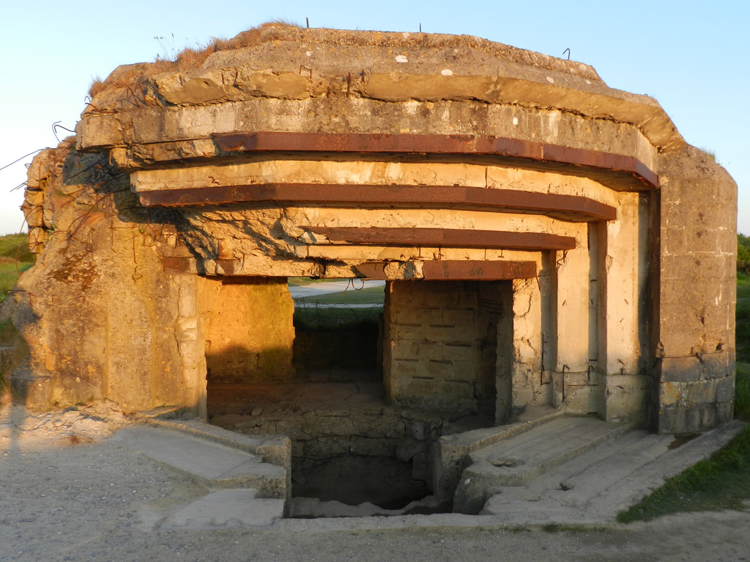 Este es uno de los puestos de artillería mejor conservados, la mayoría son pedazos de hormigón esparcidos dentro de enormes cráteres
