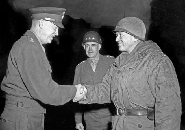 Eisenhower felicitando a Patton por el papel realizado por el 3er Ejército en la eliminación del saliente alemán en las Ardenas. En medio el General Omar Bradley. 5 de Febrero de 1945