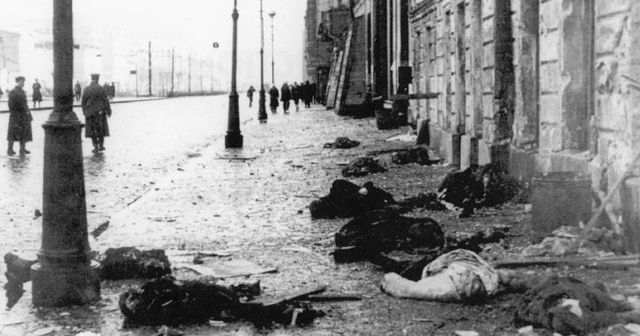 Cadáveres de civiles en la Nevski Prospekt. El asedio costó a la ciudad alrededor de 600.000 víctimas mortales