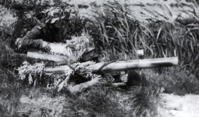Equipo antitanque armado con uno de los primeros modelos de Panzerschreck
