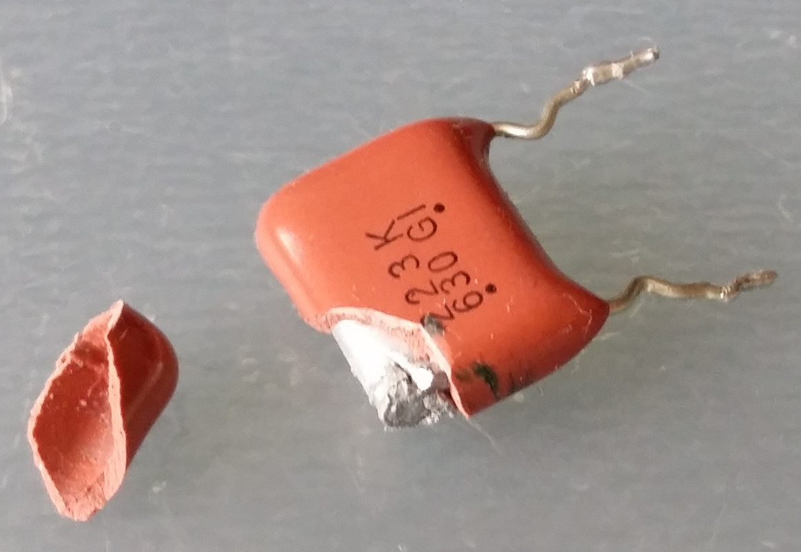 [Bild: Yamaha_RX_397_defective_capacitor_C254_cracked_o.jpg]