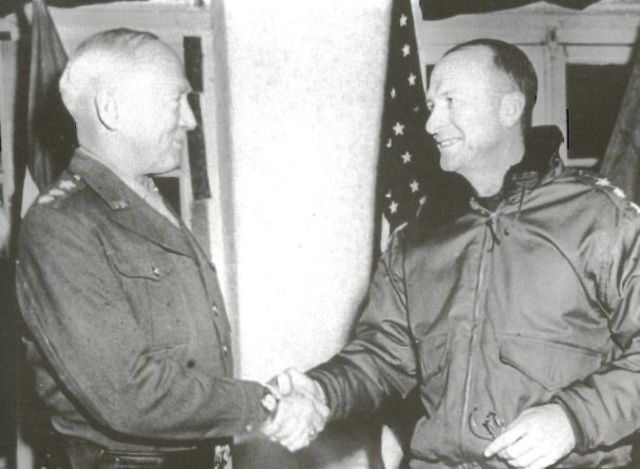 El Teniente General William Simpson del 9º Ejército, saludando a Patton después de la batalla de las Ardenas
