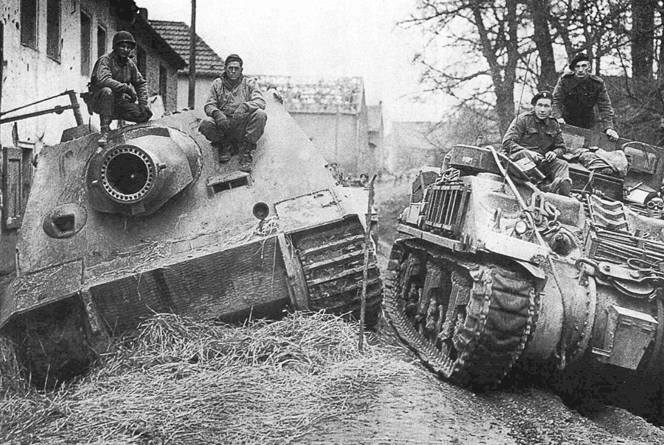 Un Sturmtiger, quemado y abandonado por su tripulación es capturado por tropas americanas en Abril de 1945