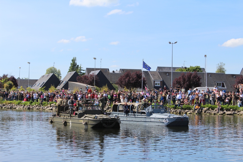 Desfile náutico de 17 vehículos a lo largo de todo el canal Du Haut-Dick