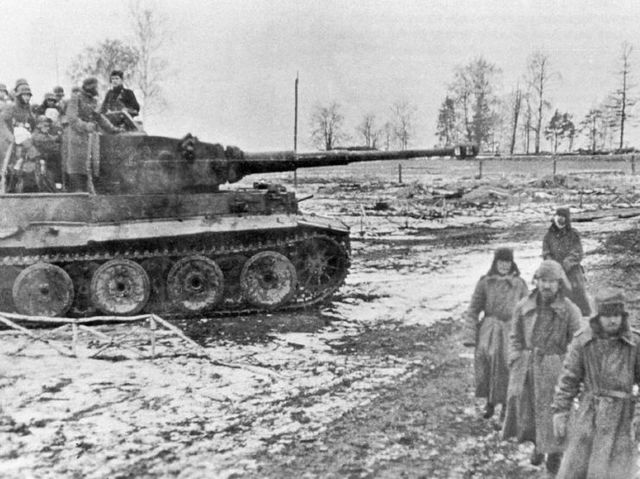 Tiger transportando un grupo de soldados en Ucrania. Invierno de 1943-1944