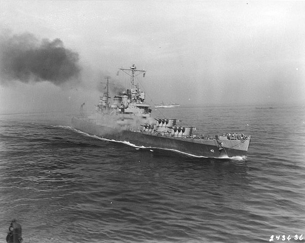 Crucero estadounidense Savannah inmediatamente después de ser alcanzado por una bomba guiada alemana durante un ataque aéreo. 11 de Septiembre de 1943