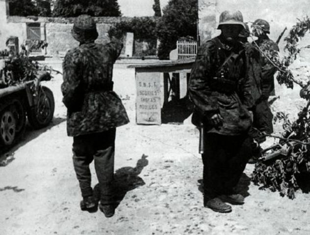 Granaderos de la Hitlerjugend en una población normanda. Verano 1944