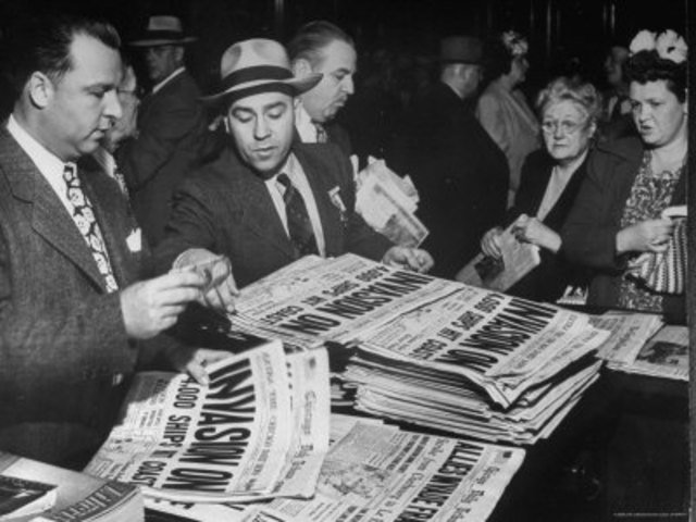 Neoyorquinos leyendo la prensa con la noticia de la invasión el 6 de junio de 1944