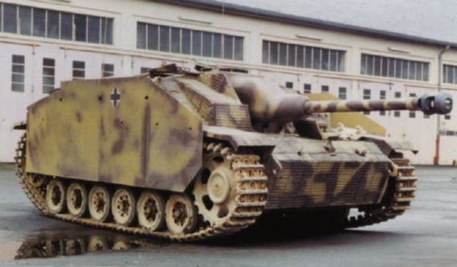 Un StuG III Ausf. G de última producción expuesto en el Wehrtechnische Studiensammlung WTS en Koblenz, Alemania