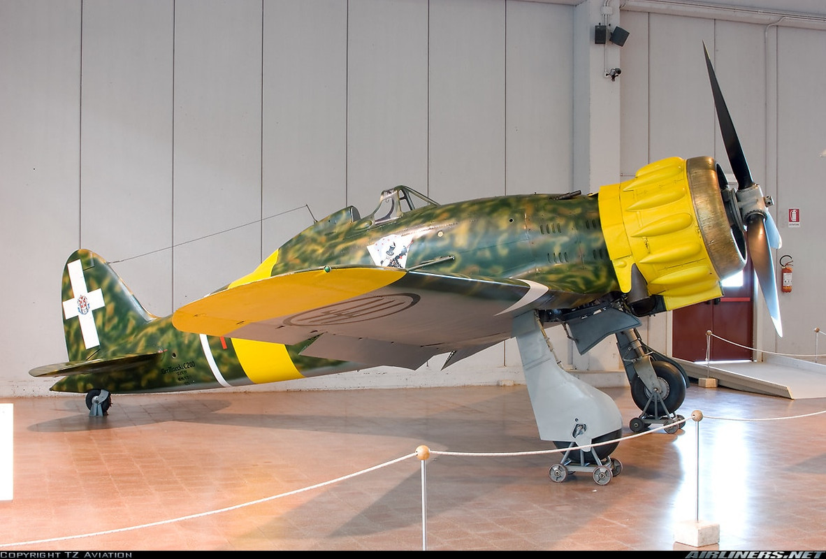 Macchi C.200 Saetta con número de Serie 369-1 conservado en el Italian Air Force Museum en Vigna di Valle Airport en Roma, Italia