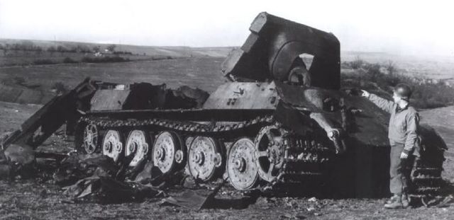 Jagdtiger 134 del Schwere-Panzerjäger-Abteilung 554 puesto fuera de combate. Un cazacarros norteamericano M36 de 90 mm del 776º Batallón de Destructores de Tanques, envió un solo proyectil de 90 mm desde una posición ventajosa que perforó y provocó un fuego entre la munición que causó un explosión interna. 5 de Enero de 1945, valle del Sarre