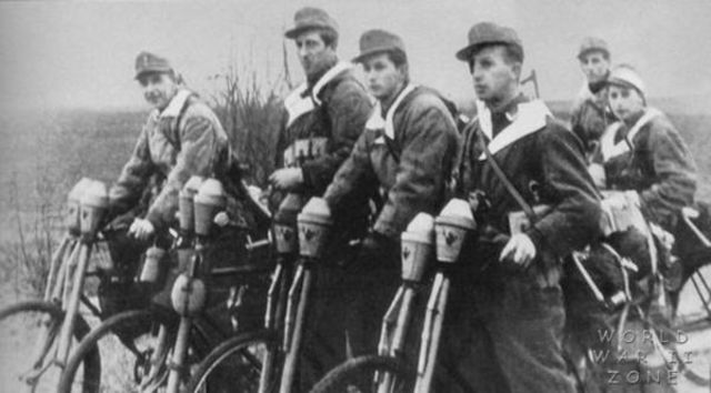 Soldados y milicianos alemanes montados en bicicleta portando un par de Panzerfaust