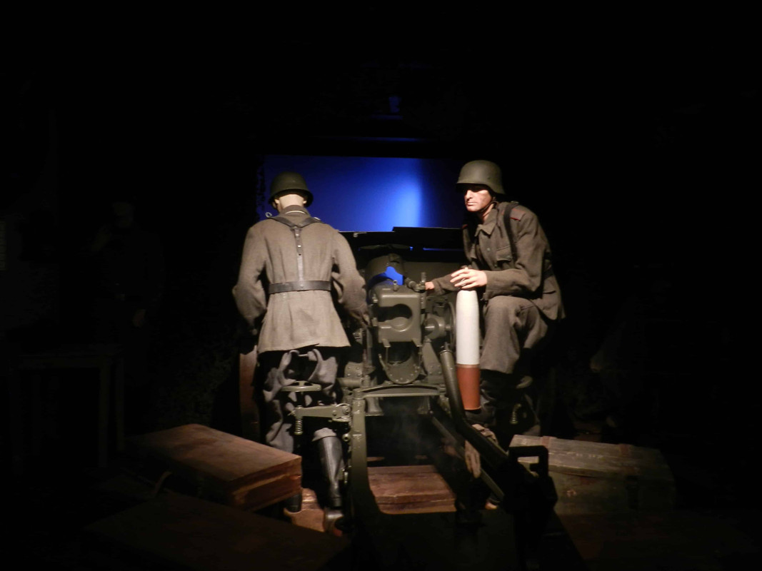 En una de las casamatas se puede presenciar una simulación de fuego de artillería con efectos de luz y sonido