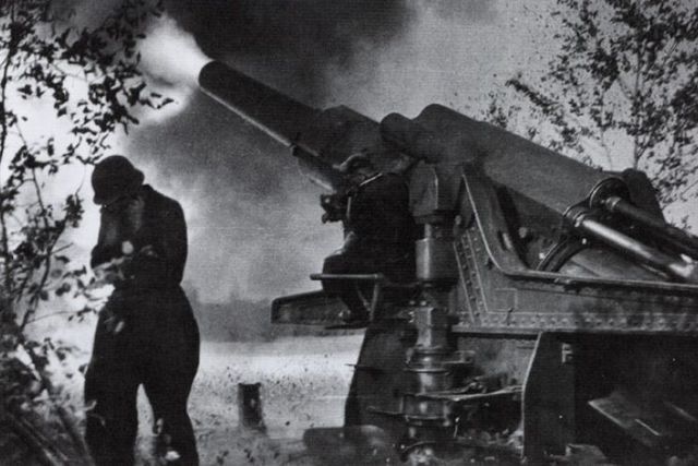 Obús checo de 240 mm del Artillerie Regiment 84 bombardeando Leningrado desde una posición próxima a Peterhof. Octubre 1941