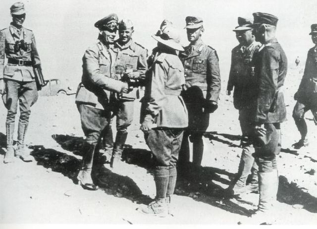 Rommel felicitando al general italiano Navarini. A la derecha del italiano los generales alemanes Gause y Nehring