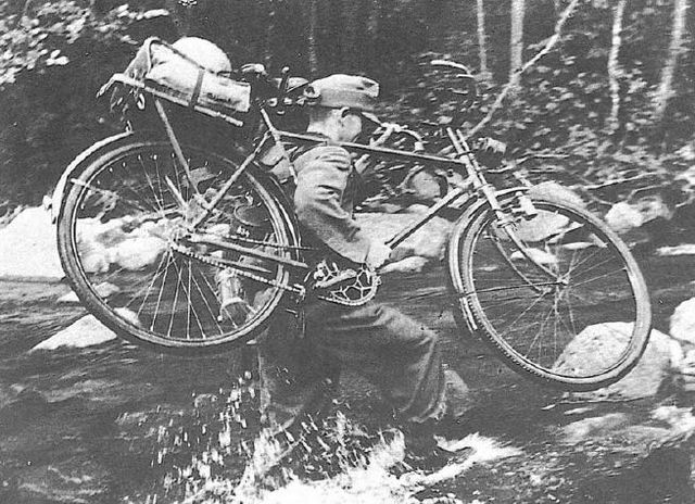Bicicleta al hombro, un soldado alemán de las tropas de montaña