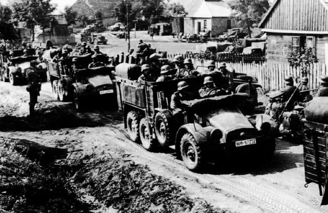 Columna de camiones Krupp atravesando una aldea polaca