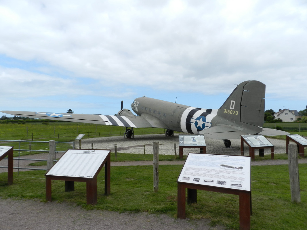 El flamante C-47 que se exhibe en la entrada
