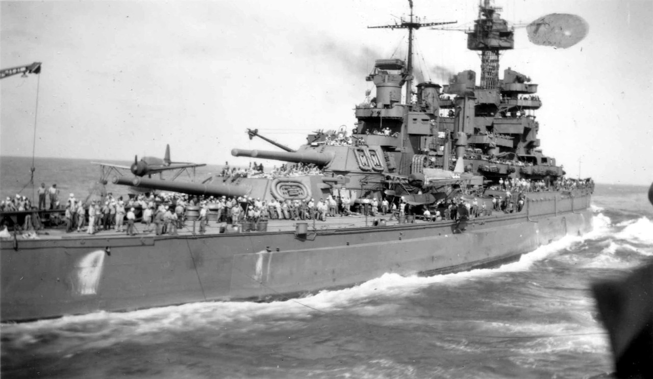 Aprovisionamiento en alta mar del USS Colorado BB-45 en octubre de 1944