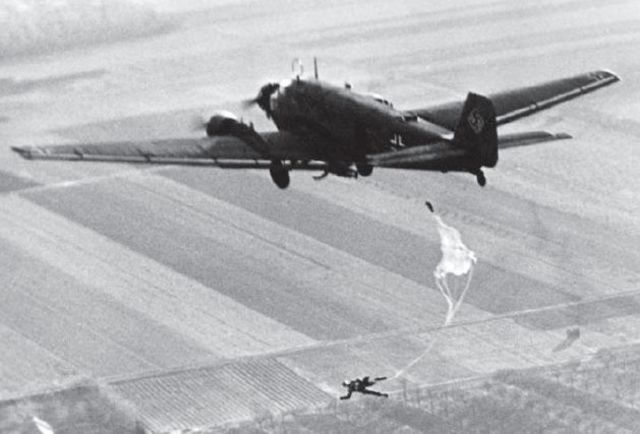 Fallschirmjäger saltando desde un avión transporte Ju 52 durante un entrenamiento previo a la guerra