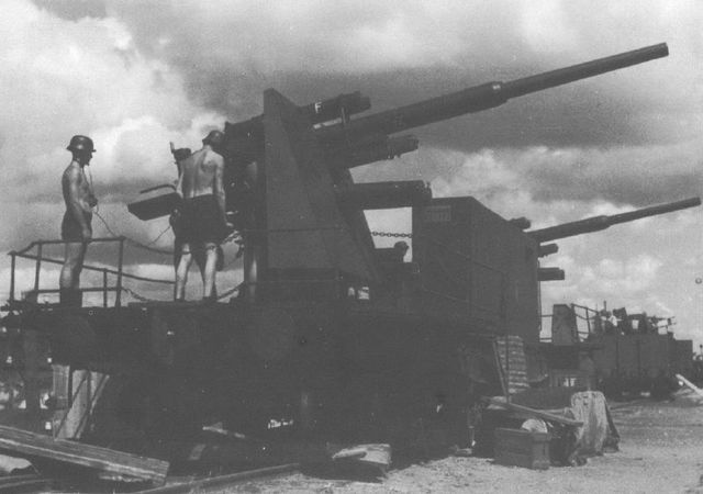 Tren blindado con cañones Flak de 8.8 cm de la HGD. Posiblemente en las afueras de Nápoles. Verano de 1943