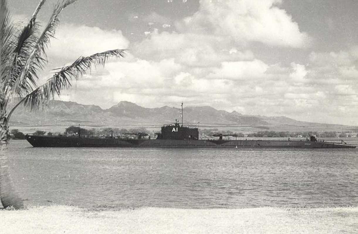 El USS Argonaut SS-166 llegando a Pearl Harbor, en 1936