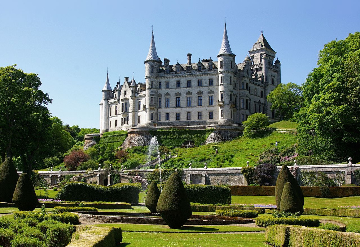 1280px-_Dunrobin_Castle_-_Sutherland_-_Scotland-26_May2008_2