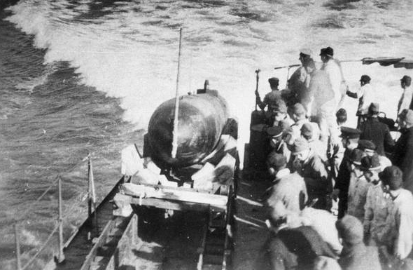 Un Kaiten, torpedo suicida tripulado, es lanzado desde el crucero ligero Kitakami