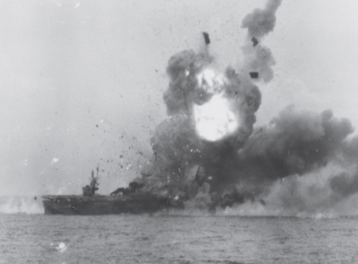 25 de octubre de 1944. El USS St. Lo es atacado por un Zero durante la batalla de Leyte. El piloto kamikaze dejó caer su bomba y luego estrelló el avión. 114 tripulantes perdieron la vida, y el St. Lo se hundió. Fue el primer barco en ser hundido por los kamikazes