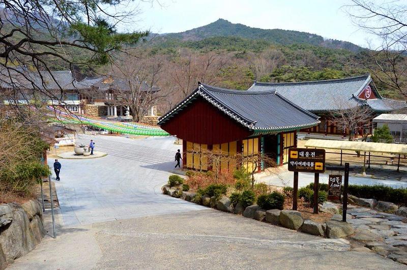 Mochileros en Corea del Sur - Blogs de Corea Sur - Daegu- el Buda Gatbawi, Templo Donghwasa y tren a Suwon (13)