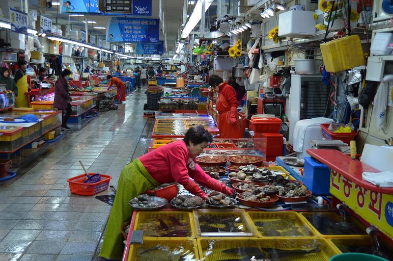 Mochileros en Corea del Sur - Blogs de Corea Sur - Busan: Mercado Jagalachi, Gancheon Village, Taejongdae y Mercado de Gukje (3)