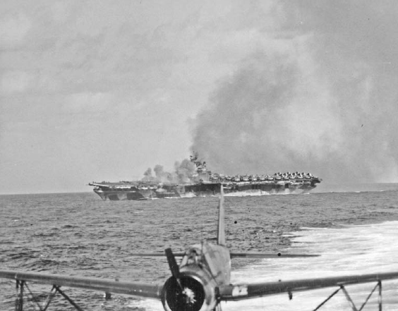 El USS Ticonderoga después del ataque de dos kamikazes cerca de la isla de Formosa. La foto está tomada desde el crucero USS Miami. 21 de enero de 1945