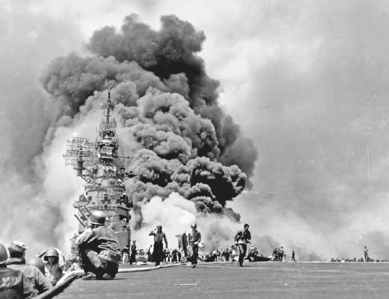 El USS Bunker Hill ardiendo después del impacto de dos pilotos kamikazes. Okinawa, 11 de mayo de 1945. En el ataque al Bunker Hill murieron 346 marineros, además de 43 desaparecidos y 264 heridos