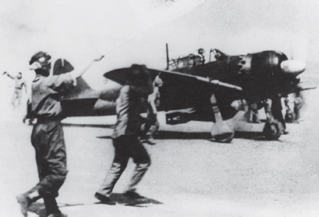 Personal de tierra y pilotos despiden a un A6M5 Zero kamikaze durante el despegue en una pista de las islas Filipinas. Octubre o noviembre de 1944