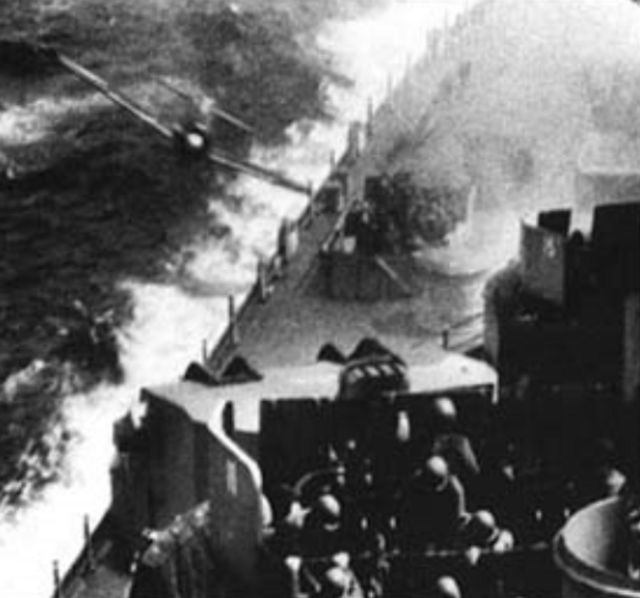 Un kamikaze se lanza sobre el acorazado Missouri durante la batalla de Okinawa. En este acorazada se firmaría la rendición de Japón meses más tarde