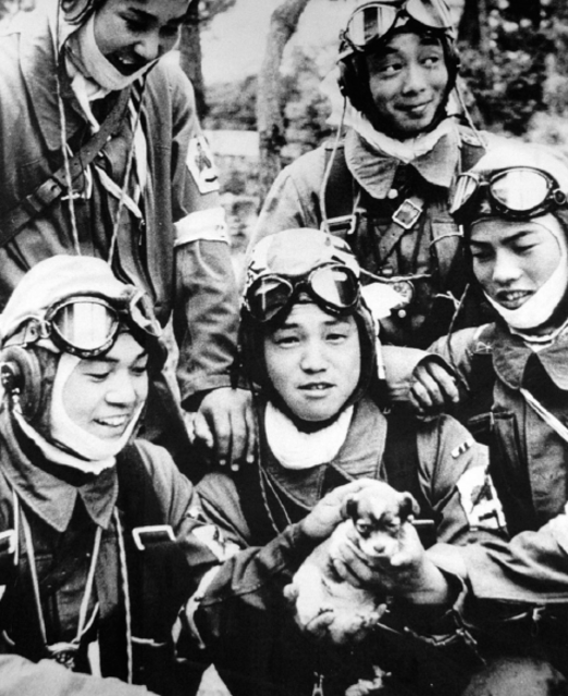 Un grupo de jóvenes kamikaze posando con su mascota antes de su misión