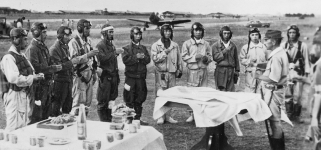 Pilotos y tripulación de tierra del equipo de ataque especial, kamikaze, Kyokko-Tai durante el ritual de despedida antes de partir a una misión suicida. Filipinas, noviembre de 1944