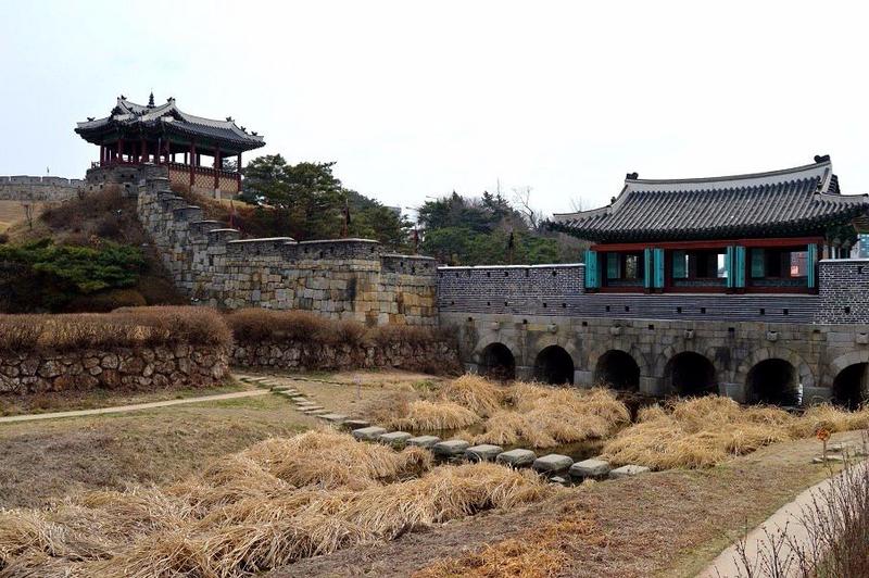Mochileros en Corea del Sur - Blogs de Corea Sur - Suwón puerta de Paldalmun, fortaleza, Palacio Hwaseong Haenggun y metro a Seúl (8)