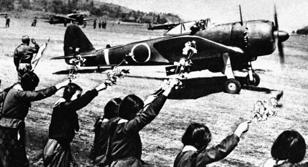 El Ki-43 fue el avión con el que se lanzaron más ataques kamikaze. En la imagen unas chicas de secundaria de Chiran en la prefectura de Kagoshima, despiden a un piloto kamikaze con ramas de cerezo. Abril de 1945