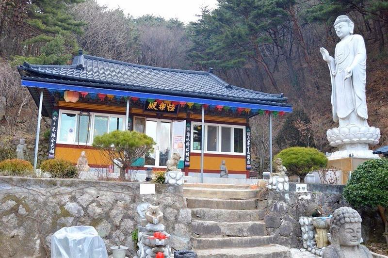 Mochileros en Corea del Sur - Blogs de Corea Sur - Daegu- el Buda Gatbawi, Templo Donghwasa y tren a Suwon (3)