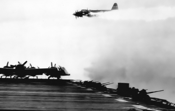 Un bombardero Yokosuka P1Y1 Francés en llamas sobrevolando el portaaviones de escolta Ommaney Bay en el Mar de Sulu, Filipinas